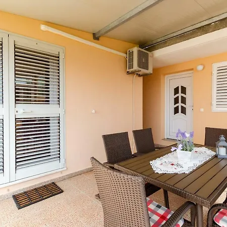 Daniela Apartament Zavalatica